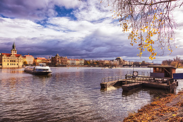 Fototapeta premium Vue de la Vltava et d'un bateau touristique, Vieille ville (Stare Mesto), Prague, Bohême, République tchèque, Europe 