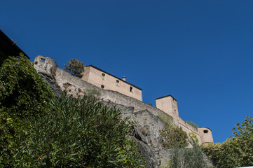 Obraz premium Corsica, 31/08/2017: lo skyline e la vista panoramica sulla cittadella arroccata di Corte, famoso e antico villaggio dell'Alta Corsica, il più grande nell'entroterra dell’isola