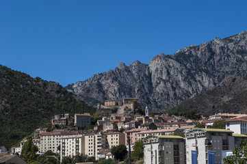 Corsica, 31/08/2017: lo skyline e la vista panoramica sulla cittadella arroccata di Corte, famoso e antico villaggio dell'Alta Corsica, il più grande nell'entroterra dell’isola