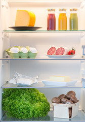 Geöffneter Kühlschrank gefüllt mit Lebensmitteln - 184611554