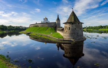 Fototapeta premium Medieval Pskov Kremlin on island