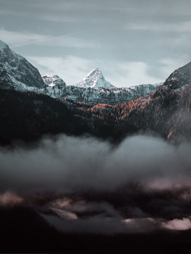 Sonnenaufgang in den Alpen am K&ouml;nigssee mit Wolkenverhangenem Tal 