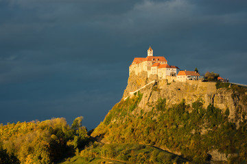 Riegersburg in Österreich bei Sonnenuntergang