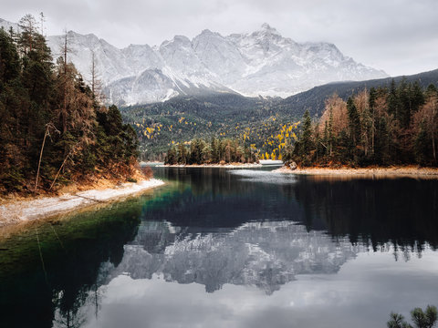 Eibsee unterhalb der Zugspitze im Wettersteingebirge in Bayern im Herbst