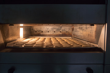 Ein Backblech voll Keksen im Backofen einer Konditorei 