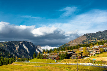 Fototapeta na wymiar Ländliche Landschaft mit Bergen in Österreich