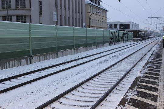 Bahnschienen im Winter