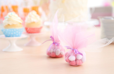 Obraz na płótnie Canvas Tasty candies on table, closeup
