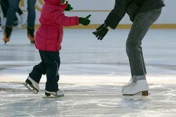 Obraz premium little girl with mother skate on the rink.