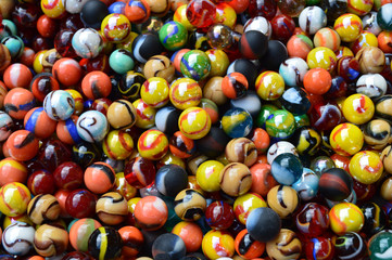 Canicas, bolas de cristal de colores, hobbies, juego en el exterior