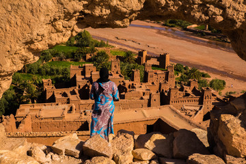 Contemplation devant la forteresse de Ait Benhaddou (Ouarzazate, Maroc)