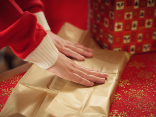 Obraz na płótnie Canvas Preparing a Christmas gift box