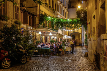 Fototapeta premium Nocny widok starej ulicy w Trastevere w Rzymie, Włochy