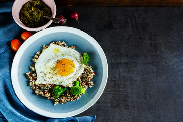 Quinoa, broccoli and egg bowl