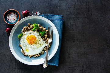 Quinoa, broccoli and egg bowl