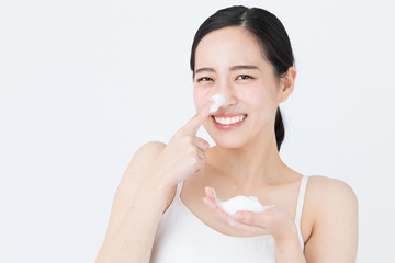 洗顔する女性　白バックイメージ