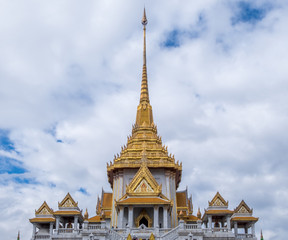 Fototapeta premium Wat Traimit Buddhist Temple in Bangkok Thailand
