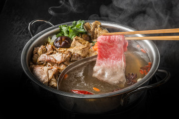 四川火鍋料理と専用２色鍋　Chinese hot pot © norikko