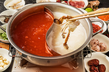 四川火鍋料理と専用２色鍋　Chinese hot pot