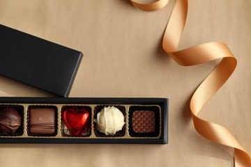 チョコレートとゴールドのリボン　バレンタインのイメージ