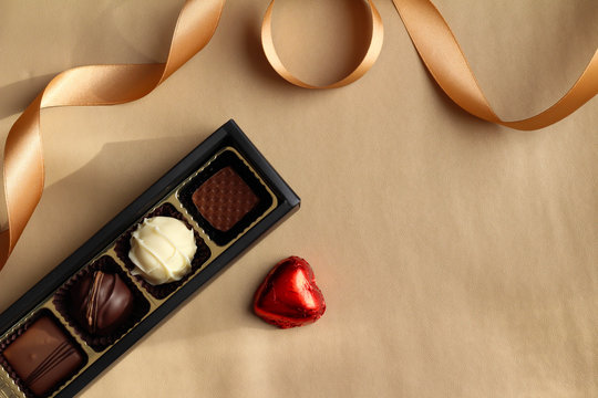 チョコレートとゴールドのリボン　バレンタインのイメージ