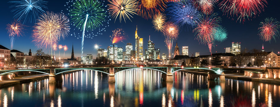 Feuerwerk Panorama &uuml;ber der Skyline von Frankfurt