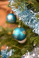 Fototapeta na wymiar Boule de Noël bleue étoilé ert guirlande argent