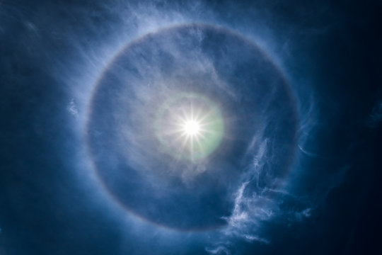 sun halo occurring due to ice crystals in atmosphere