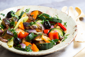 Caponata, italieniesche Gemüse Antipasti auf einem Teller