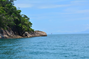 Obraz premium Coast of Ubatuba, Brazil, view from a boat
