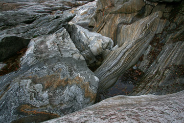 Gesteinsformationen bei Lavertezzo, Tessin
