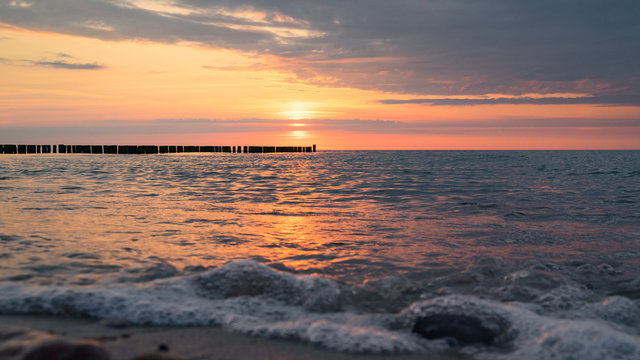 ruhige Ostsee bei Sonnenuntergang