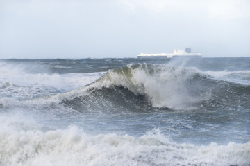 eine Fähre auf stürmischer See