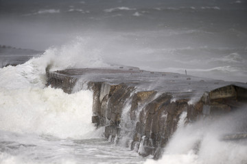 Bei Sturm brechen grosse Wellen an einer Mole in der Dänischen Nordseeeine Mole