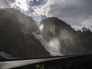 Cascada de L&aring;tefossen, en la zona de ODDA, Noruega, verano de 2017. Lugar famoso tur&iacute;stico, en el que dos corrientes de agua se unen en el medio al bajar bajo el puente.