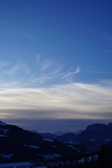 Abendhimmel im Winter in den Bergen, Tirol, Austria