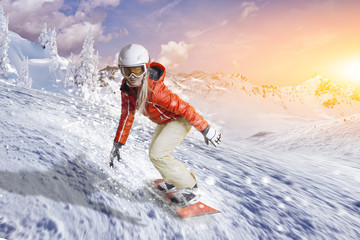 Snowboarder glisse à travers la neige poudreuse