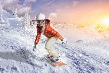 Photo sur Plexiglas Sports dhiver Snowboarder glisse à travers la neige poudreuse