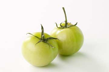 Grüne Tomaten als Freisteller