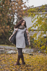 Portrait of a pregnant girl on autumn walk in the Park 9714.