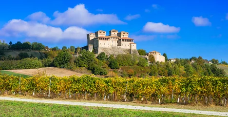 Gardinen Castles and vineyards of Italy - medieval Castello di Torrechiara, Parma province © Freesurf
