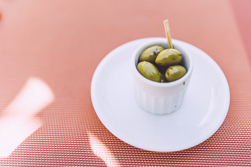 Petit pot d'olives vertes pour l'apéritif