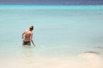 Junge Frau in der Karibik geht schwimmen