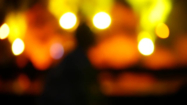femme qui danse pendant un festival - ambiance jaune et orange - plan flou artistique - slow motion