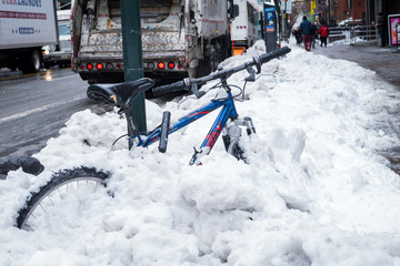 Naklejka premium Snowed-in bike in Manhattan