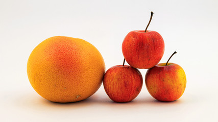 Фруктовый натюрморт, один грейпфрут и три яблока.