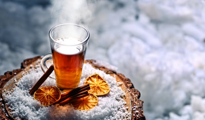 heißer Tee zum Aufwärmen am Wintertag