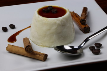 Panna cotta con caramello alla cannella e caffè