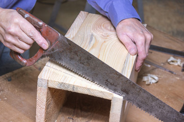 Work on the manufacture of the birdhouse