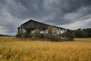 verfallene scheune auf dem land